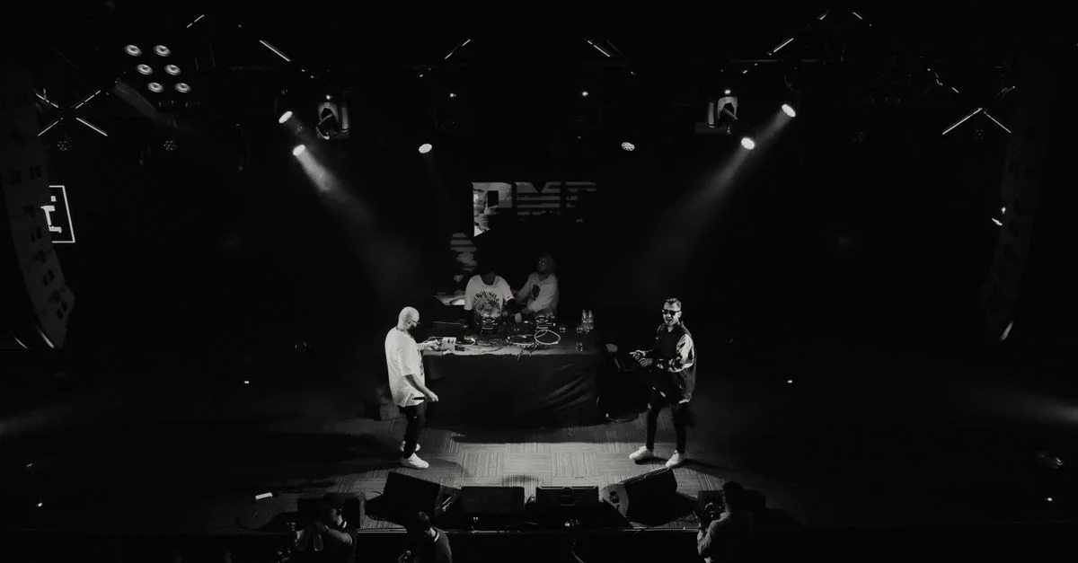 Prise de vue aérienne en noir et blanc de musiciens se produisant en direct sur scène.