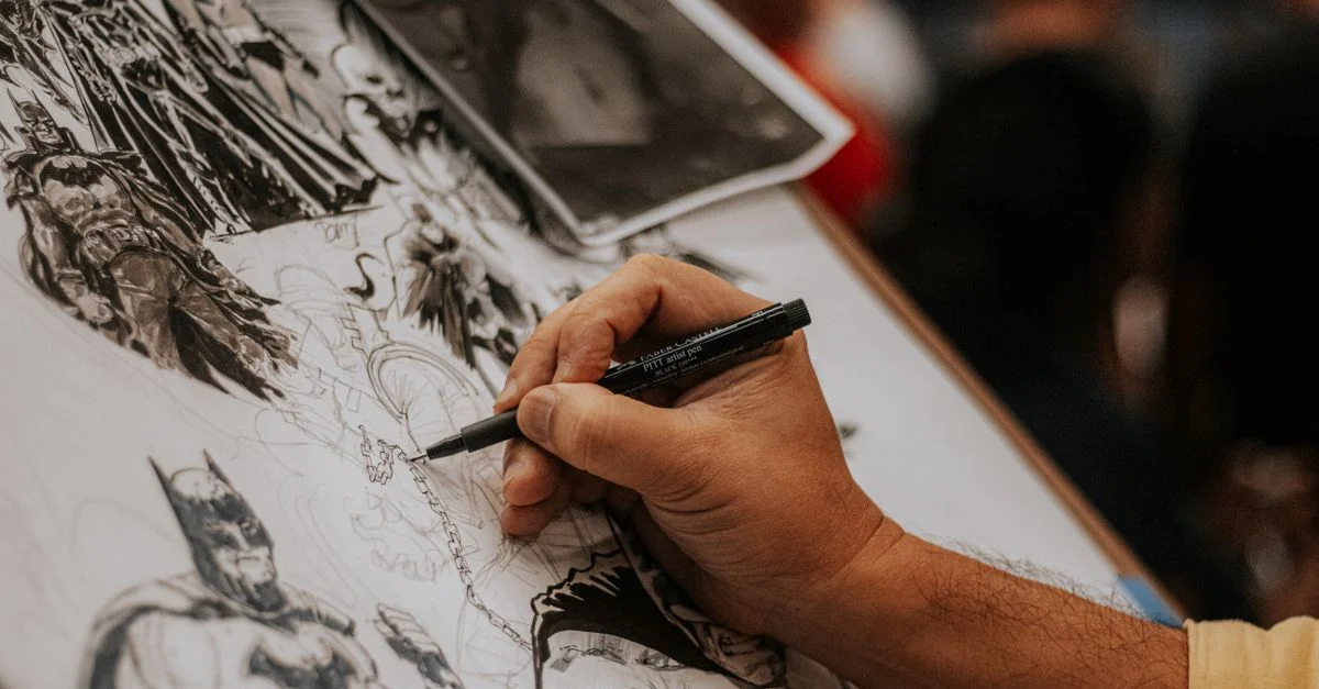 Un artiste dessine des personnages de bandes dessinées détaillés avec un stylo lors d'un événement animé.