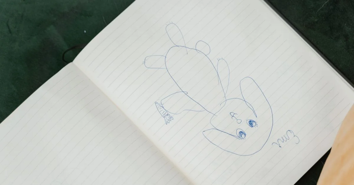 Un croquis artistique d'un mignon lapin cartoon dessiné dans un cahier à lignes.