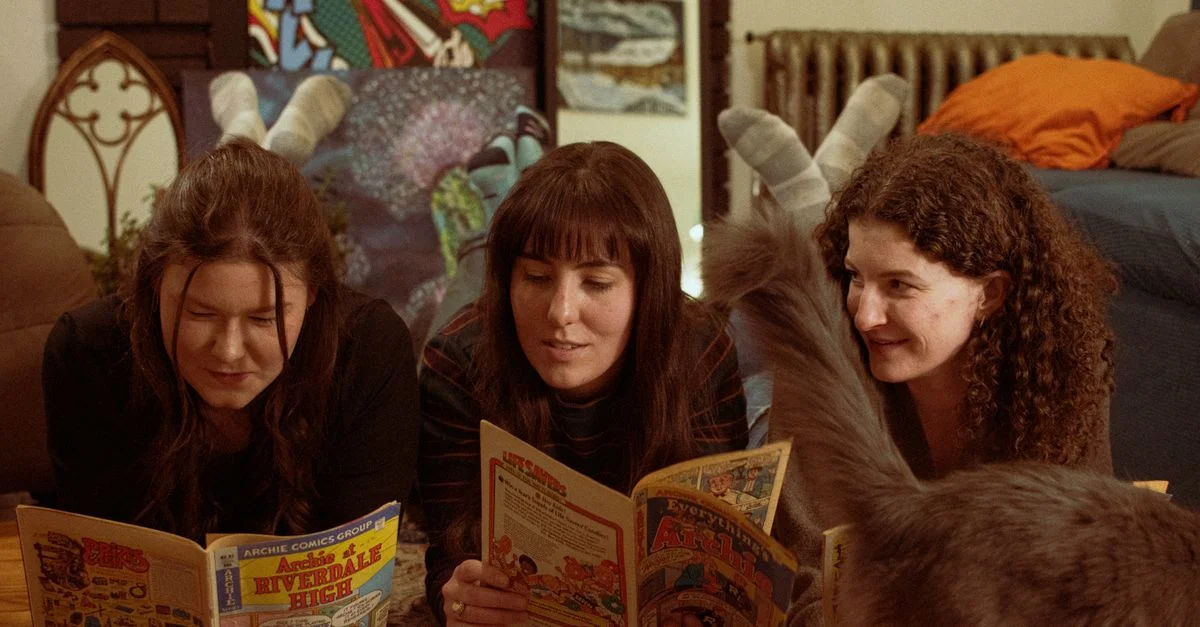 Trois amis se détendent à l'intérieur en lisant des bandes dessinées vintage avec une ambiance rétro cosy.